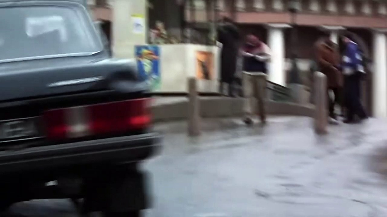 James Bond GOLDENEYE movie - clip with Pierce Brosnan - Tank Chase