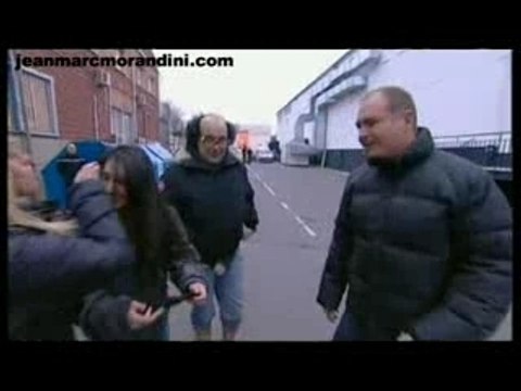 Cauet se brule avec de la braise lors de la cauetidienne