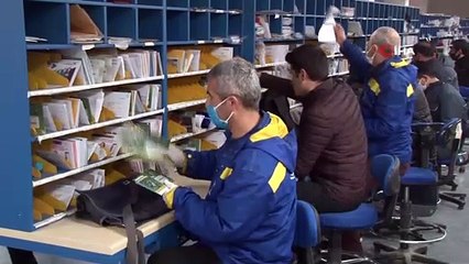 Evde başladıkları siperli maske üretimini üniversite bünyesinde sürdürüyorlar