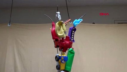 HATAY HURDA ATIKLARDAN BALİNA HEYKELİ YAPTI