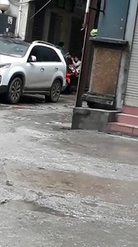 Hình ảnh đẹp giữa anh Grab và người yêu ăn trưa ngay tại cổng cty người yêu, trong giữa đại dịch Corona Covit 19. Rất nhiều người phải ghen tỵ