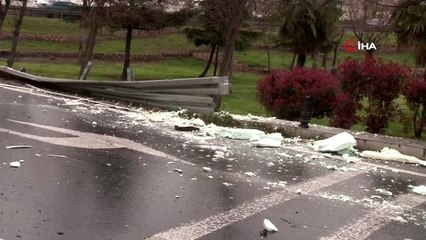 Esenler'de virajı alamayan kamyon bariyerlere çarparak devrildi