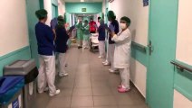 En Espagne, un patient de 93 ans guéri salué par une haie d’honneur