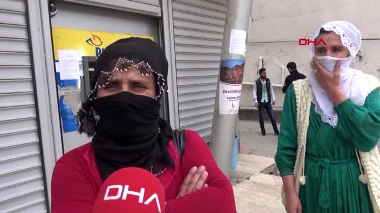 MARDİN Derik'te, yağmura rağmen kapı kapı dolaşıp, yardımları ulaştırdılar