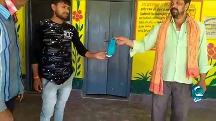 इटावा: बिना माक्स लगाए बाजार जाने वाले लोगों को समाजसेवी ने बांटे माक्स