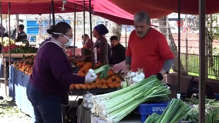 Adanalılar pazarda maske takma zorunluluğuna uymadı