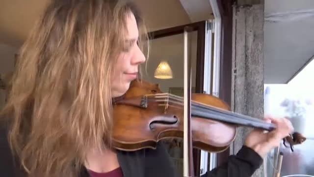 Una violinista parisina anima a sus vecinos con música clásica durante la cuarentena