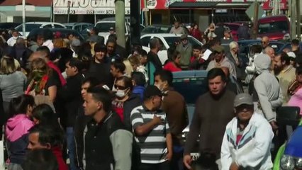 Los jubilados argentinos acuden en masa a los bancos para cobrar sus pensiones en plena cuarentena