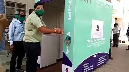 पिता और पुत्र ने मिलकर सेनेटाइजर चैंबर बनाया