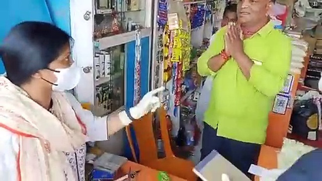 प्रशासन की मुस्तेदी को दिल से सलाम। किराना दुकान व्यापारियों की निरंतर बढ़ती रेटों की शिकायत पर प्रशासनिक अधिकारी अब खुद ही किराना दुकान पर जाकर समान खरीद रहे हैं और चोर दुकानदारों को सबक सिखा रहे हैं।  ऐसे ईमानदार ऑफिसर को, और तमाम ईमानदार पुलिस अधिकारियो