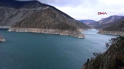 Baraj suyu çekildi, köy ortaya çıktı