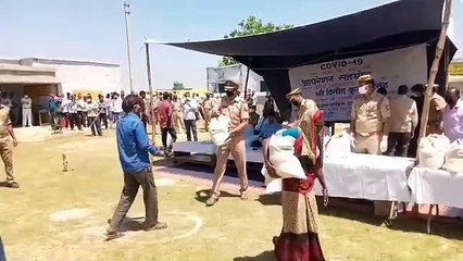 बाराबंकी: 10वीं पीएसी द्वारा ग्रामीणों को खाद्यान्न वितरण किया गया