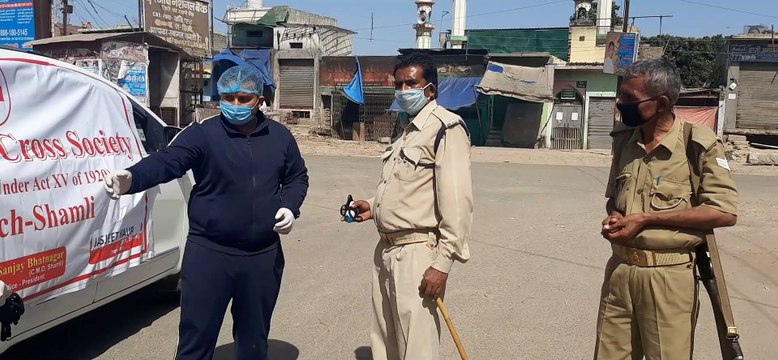 शामली: इंडियन रेड क्रॉस सोसाइटी ने पत्रकारों, पुलिस को सैनिटाइजर, मास्क का किया वितरित