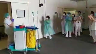 Les agents sanitaires hospitaliers applaudit par des soignants