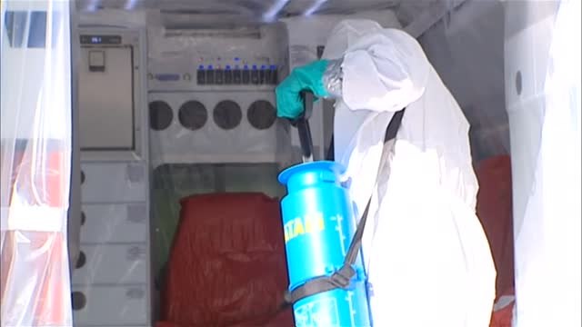 Las labores de desinfección se extreman en las ambulancias que realizan traslados de pacientes