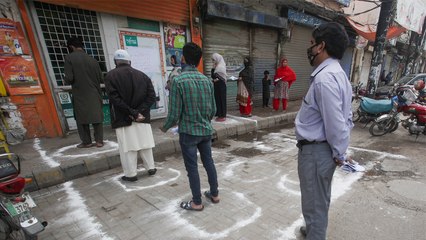 تفشي فيروس كورونا.. ضغوط متزايدة على الاقتصاد الباكستاني المتعثر