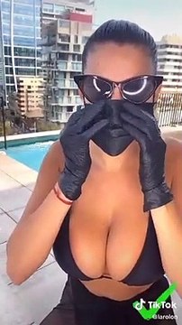 Mulher ensina como tirar as luvas corretamente e evitar contaminação