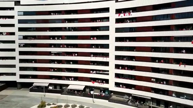 Vecinos de Pamplona celebran desde sus ventanas la escalera de San Fermín