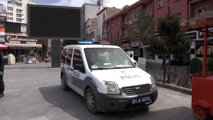 Pazar ve marketlere vatandaşlar maskeyle geldi