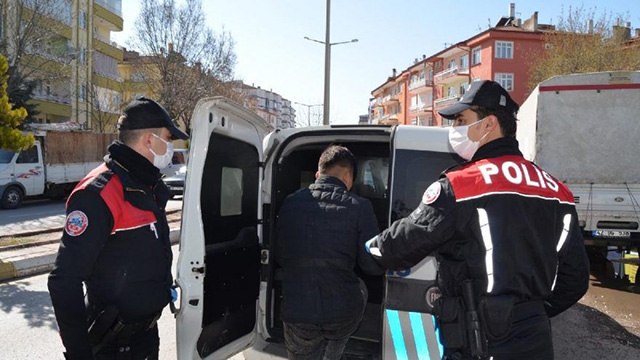 Yasağa uymayan 20 yaş altı gençleri polis böyle yakaladı