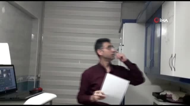 Öğretmenden örnek davranış; mutfak dolabının üzerinde ders anlattı