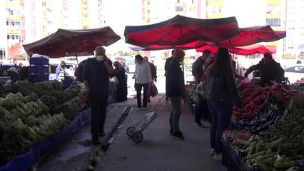 Kayseri'de pazarda maskeli alışveriş