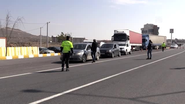 Koronavirüs tedbirleri kapsamında bazı caddeler trafiğe kapatıldı