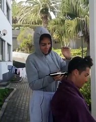 Ronaldo, Georgina Rodríguez'e saçlarını kestirdi