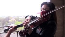Kırgızistan'da keman sanatçısı Jılkıbayeva, balkonundan komşularına Türk dizi müziklerini çaldı