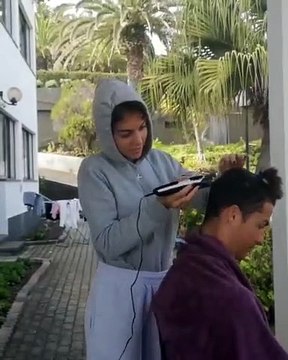 Ο Κριστιάνο Ρονάλτο μένει σπίτι και δεν πάει ο νους σας ποια τον κούρεψε