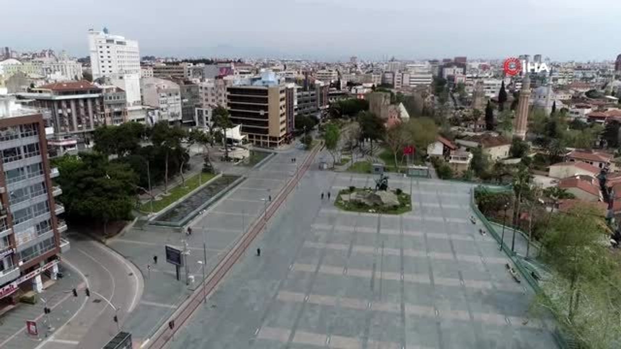 Antalya'da genç nüfus da sokaktan çekildi, yoğunluk düştü