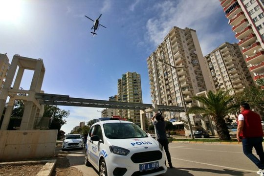 Adana'da polis helikopterle Evde kal uyarısını yineledi
