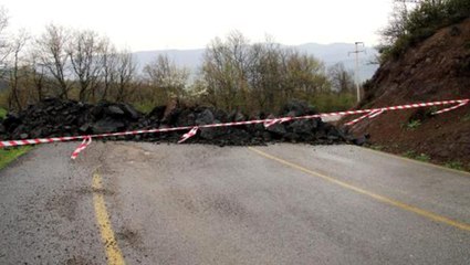Jandarma, Düzce ile Sakarya arasındaki geçişleri engellemek için yolu kayalarla kapattı