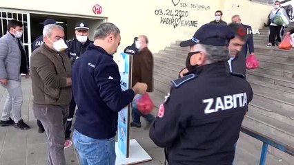 Kırıkkale'de pazarcı esnafına ve vatandaşlara ücretsiz maske dağıtıldı