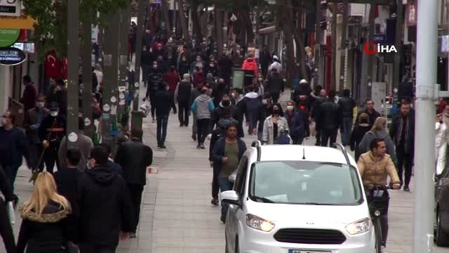 Karşıyaka'da uyarılara aldırış etmeyen vatandaşlar sokakta