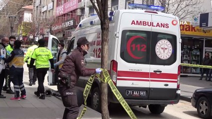 Kaldırıma çıkan otomobilin 2 kişiye çarptığı anlar kamerada