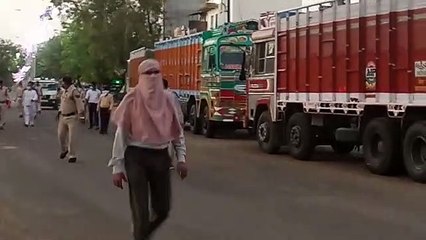 पुलिस द्वारा नगर में निकाला जा रहा फ्लैग मार्च, देखें वीडियो