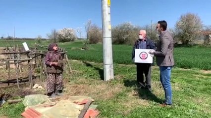 94 yaşındaki Şahsine Tüfekçi'nin maaşını, kaymakam evine giderek verdi