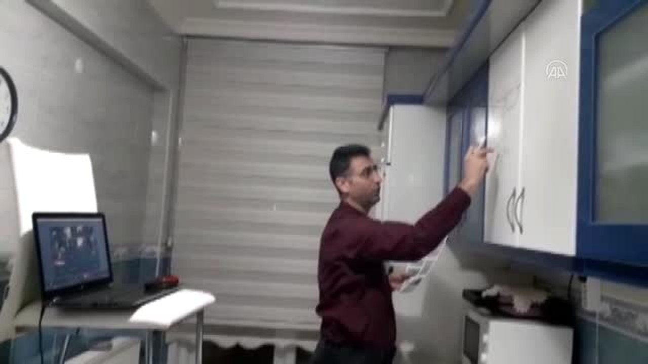 Mutfak dolabını yazı tahtası yaparak öğrencilerine ders anlattı
