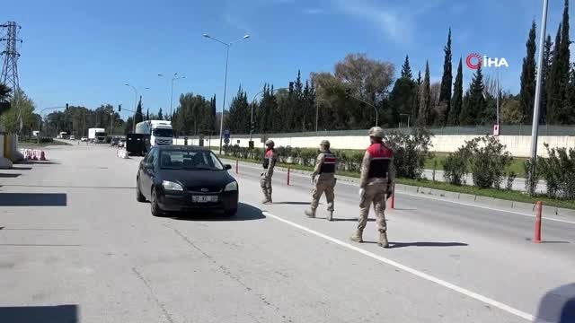 Hatay'da şehrin giriş ve çıkışları sıkı şekilde denetleniyor