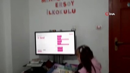 Evlerinin bir odasını okula çevirdiler