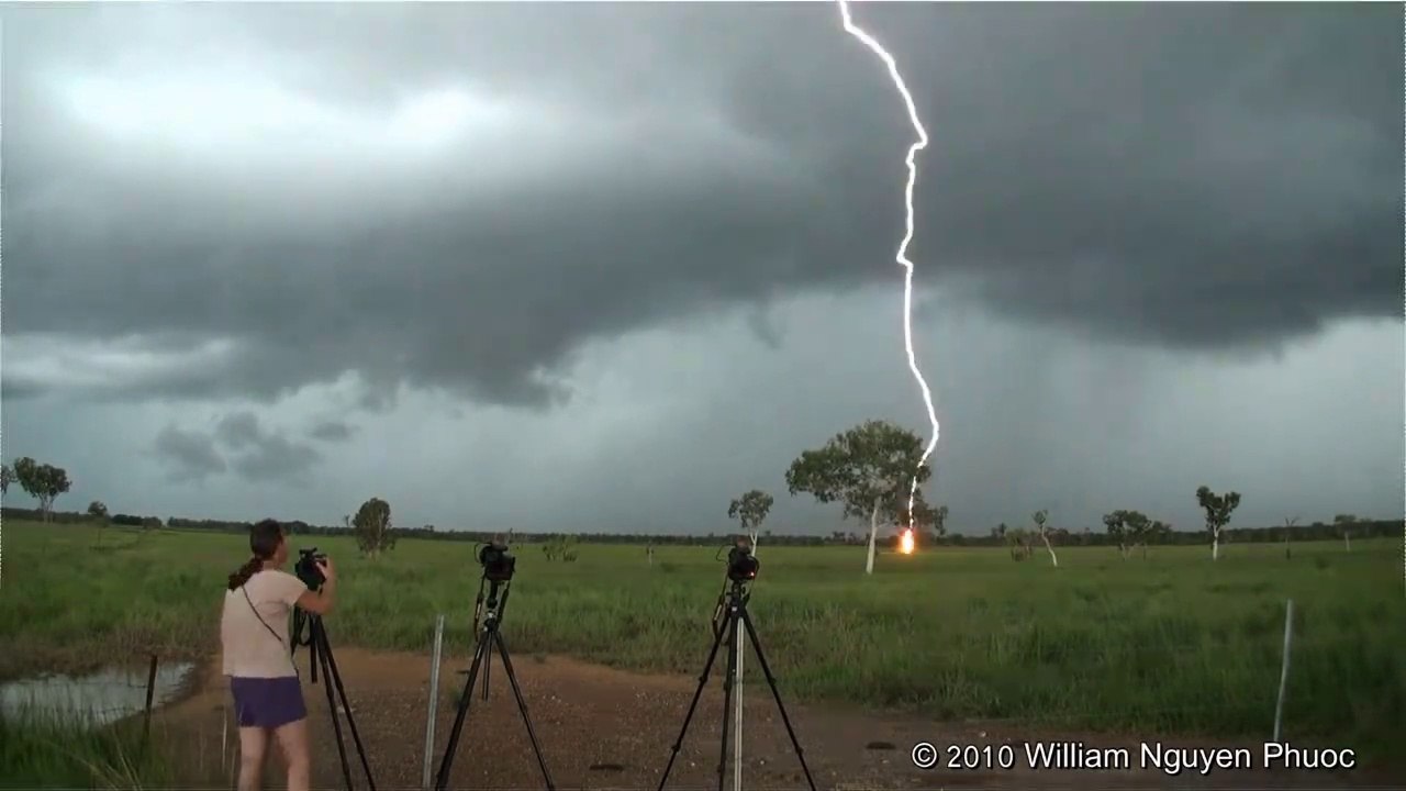 Impacte de foudre impressionnant pendant un orage à Darwin en Australie