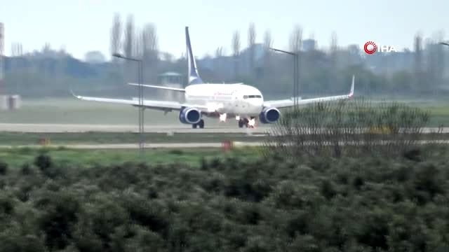 Kuzey Kıbrıs Türk Cumhuriyeti'nden 190 Türk öğrenci Balıkesir'e uçak ile getirildi
