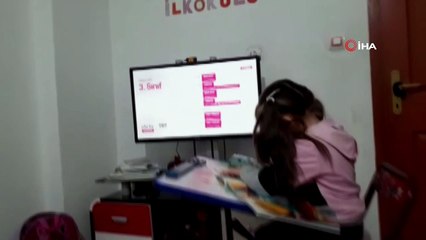 Evlerinin bir odasını okula çevirdiler