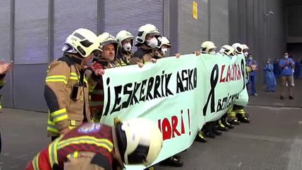 下载视频: Sanitarios, bomberos y cuerpos policiales rinden homenaje a la auxiliar de enfermería fallecida en Bilbao