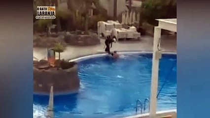 Mulher é presa após se recusar a sair da piscina