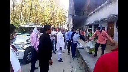अयोध्याः ब्लॉक प्रमुख बीकापुर ने गरीबों में किया राशन वितरण
