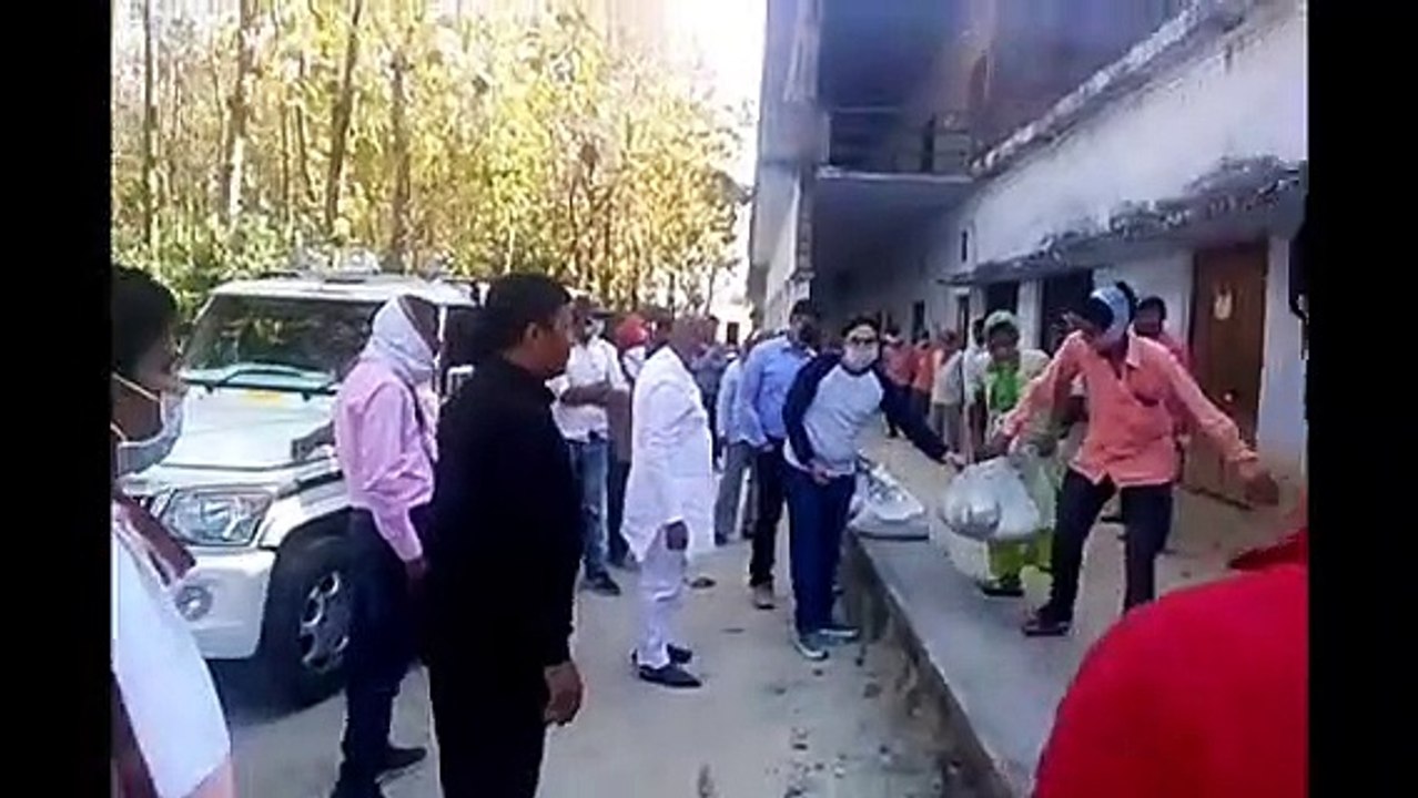 अयोध्याः ब्लॉक प्रमुख बीकापुर ने गरीबों में किया राशन वितरण