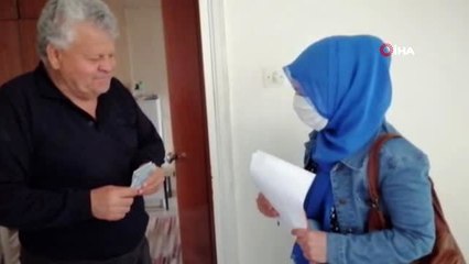Gönüllü öğretmenler yaşlıların maaşını dağıttı