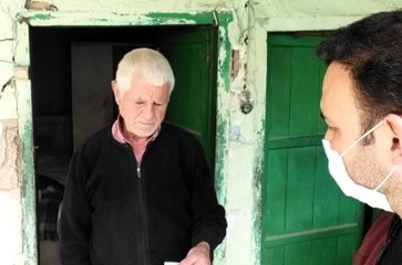 Gönüllü öğretmenler yaşlıların maaşını dağıttı